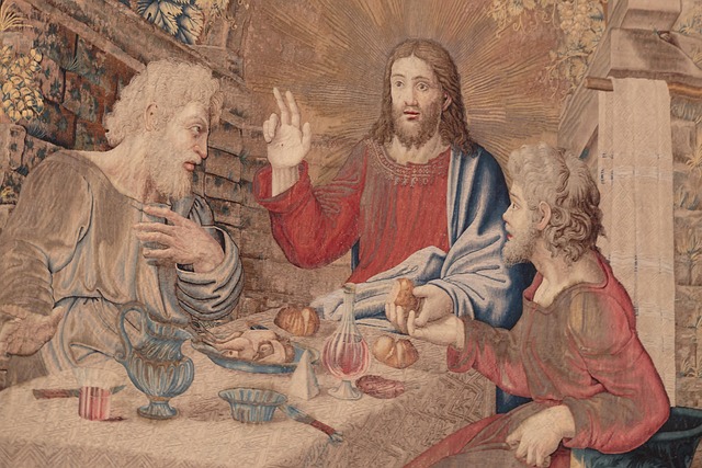 Bild zeigt ein Gobelin, dass die beiden Emmaus-Jünger zusammen mit dem auferstandenen Christus bei Tisch. Jesus segnet das Brot und gibt es ihnen - da erkennen sie IHN als den Auferstandenen.
